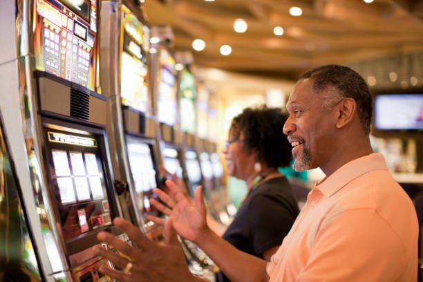 maxwinbet77 Android app interface showing live dealer tables